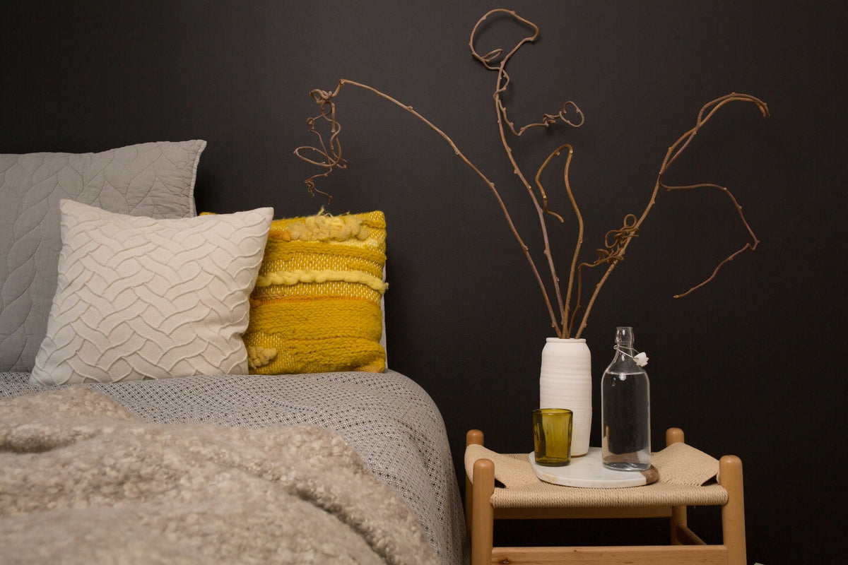 Coussin moutarde et table de chevet