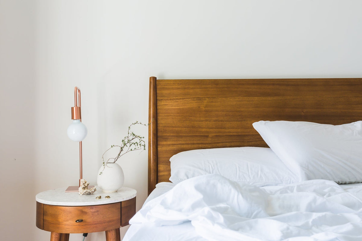 Chambre avec tête de lit en teck